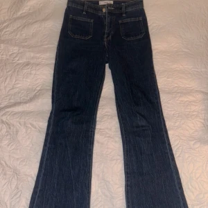 Mörkblå bootcut jeans  - Dom är köpta från mango och använda ett fåtal gånger och de har en slitning ner till/ avklippta när jag köpte dom i butik Priset kan diskuteras 