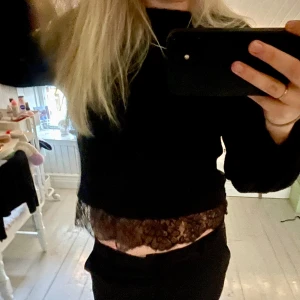 Stickad topp med spets - Så unik och jättesnygg! Passar även med ett linne under❤️🥰 Lite nopprig därav priset 