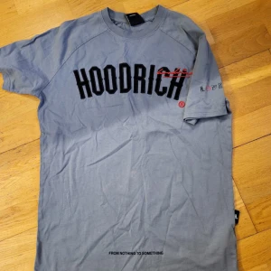 Hoodrich set - Tshirt och byxorna svåra att få tag på. Byxorna orginalpris 750 och tröjan 500 kontakta för mer info och pris kan diskuteras