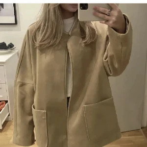 kort kappa HM - säljer min jätte fina beiga kappa från hm som inte säljs längre🩷 passar perfekt nu till hösten och våren! 