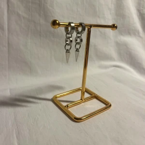 Örhängen  - Super snygga örhängen! Finns endast i silver men kan göra linkande i guld Köp för 99kr/st Eller 169kr/paret. Modell 111.  Smyckes ställningen finns även att köpa för 299kr!