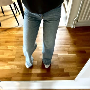 Blå raka jeans  - Blå raka jenas från Madlady, använda ett fåtal gånger och i bra skick. Säljer på grund av att de inte kommer till användning. 