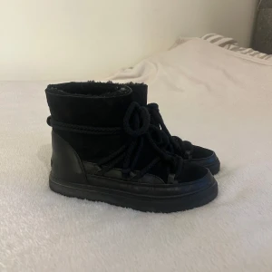 Inuikii Vinterskor - säljer nu mina inuikii skor i storlek 38, använt dom flitigt under 1 vinter men säljer dom pga att dom inte kom till användning under förra vintern. Dom har ett litet slitage inuti höger sko i häl-delen. Köpa för 2999kr och säljer för 1700kr