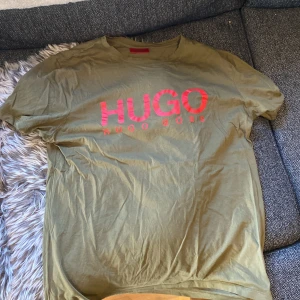 Hugo boss t-shirt - L, knappt använd. Kontakta vid frågor och pris kan diskuteras.