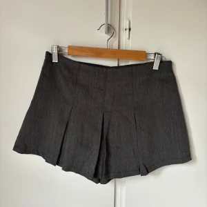 Coquette kjol - Grå coquette minikjol med inbyggda shorts och dragkedja på sidan! Aldrig använd 🩶  Mått rakt över: Midja: ca 38cm Längd: ca 34cm