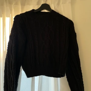 Mysig tröja  - Hej, säljer denna fina tröjan som är perfekt nu i höst/vinter ☺️ Den är lite kortara i modellen och använd några enstaka gånger! 💕