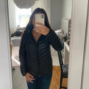 Svart dunjacka  - Jacka i storlek 160 men sitter som en xs. I nyskick och knappt använd 