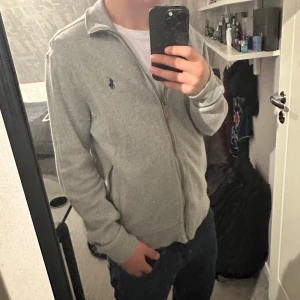 Ralph Lauren zip tröja - Säljer denna feta Ralph Lauren tröja då den inte kommer till användning. Passar någon som är mellan 170-180 cm. Färgen är grå. Nypris: 1695. Hör av dig vid frågor! Pris kan diskuteras vid snabb affär😊