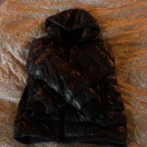 Peak performance jacka  - Tjena säljer min fina jacka då den har blivit för liten den är i rätt så bra skick den är i storlek 160 så passar xs har ni funderingar så är det bara att kontakta 😁