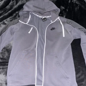 Nike kofta  - Knappt använt  Storlek S