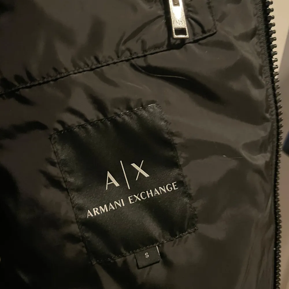 Hej, säljer min armani exchange vinterjacka då denna ej används längre. Köpt ett par vintrar tillbaka men mestadels stått i garderoben. Storlek Small normal passform.. Jackor.