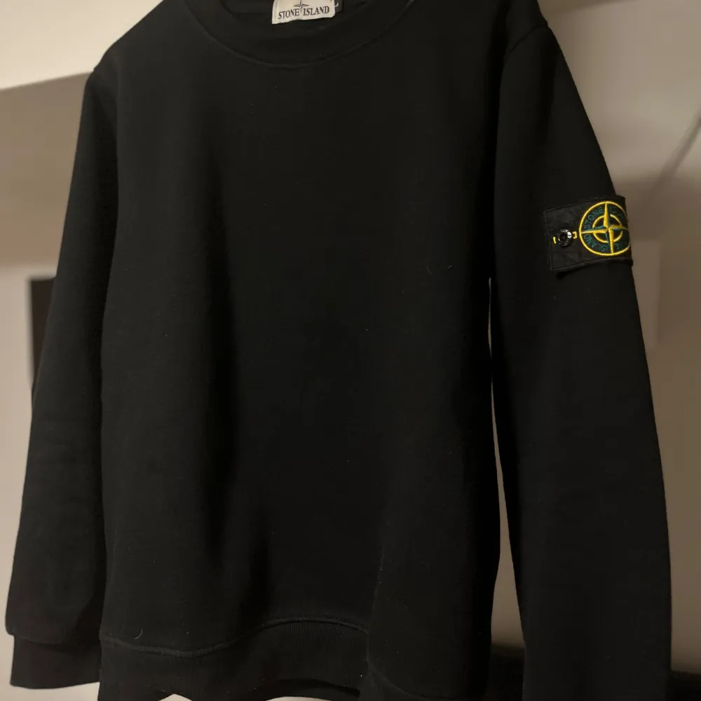 Stone island sweatshirt  på jätte fint skick  9/10(inga skaddor alls). Köppte den  några månader sen  för 2800kr men den är användt max 5 gånger för den är litten för mig. . Hoodies.