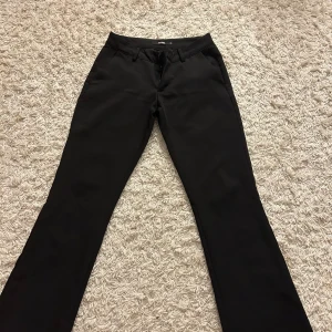 Lågmidjade kostymbyxor  - Lågmidjade kostymbyxor från bikbok. Knappen är borta som man ser på sista bilden men inget man ser när man har på sig dom. Säljer dom då dom är för små💕