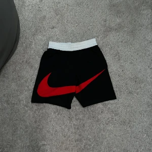 Nike shorts - Säljer lil brosans nike shorts nästan inte använda!