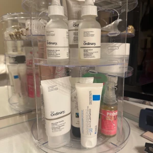 smink / skincare organisation hylla - smink / skincare organisation, går att ändra på hur hyllorna ska se ut. skriv vid intresse 🫶🏼