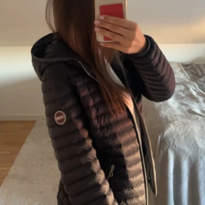 Colmar jacka - Perfekt vår/höst jacka! Använd antal gånger men är i nyskick. Det är strl Xs. Kontakta mig om du har frågor eller vill ha fler bilder💗org. Pris 3500 