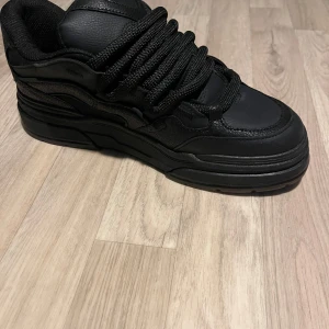 Helt ny oanvänd!! - De här skorna är nyskick.! De har inte använts sen jag köpte. 