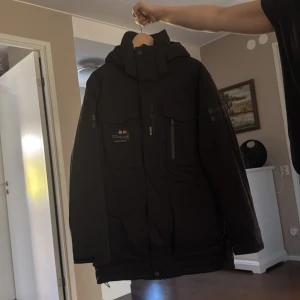 Sail racing glacier bay parka  - Jacka i bra skick, köpt på stadium, ordinarie pris 6000kr