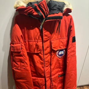 Canada goose dunjacka  - Säljer min canada goose dunjacka, bra för vintern 