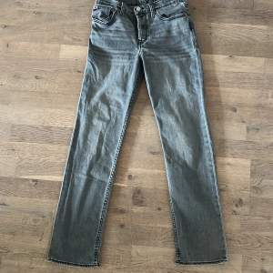 Ett par gråa Levi’s 501. Storlek 14A men passar även 170