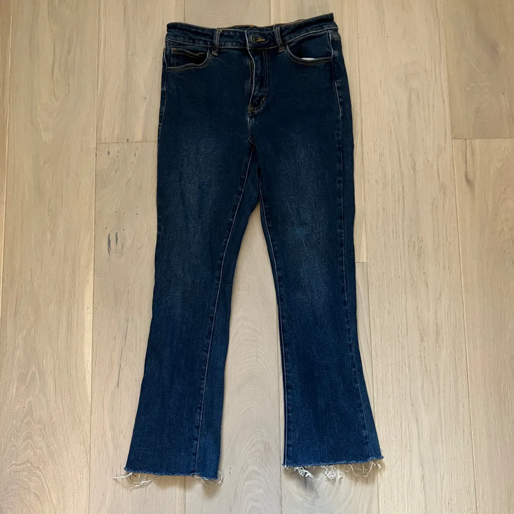 Säljer jättesnygga ed hardy jeans (vet inte om de är äkta för köpte second hand). De är avklippta längst ner, så läs måtten ☺️  Midja rakt över: 35,5 cm Innerbenslängden: 61 cm Hela längden: 88,5 cm. Jeans & Byxor.