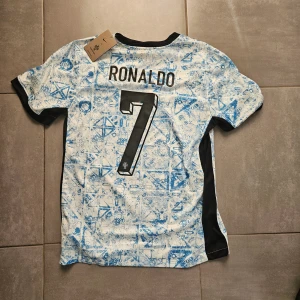 Ronaldo Portugal t shirt - En fin tröja som är strl M och är helt oanvänd inga fläckar inget trasigt utan 10/10 ny skick. Kontakta vid intresse!