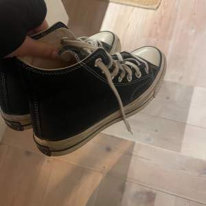 Ett par fina converse med lite högre sula än vanligt! Använd bara ett få par gånger! Går att tvätta banden, resten är superbra skick! Näst intill nya, nypris 1200