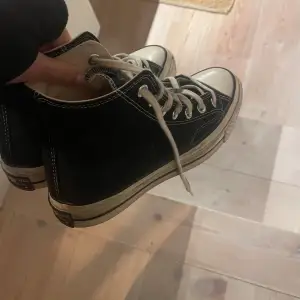 Ett par fina converse med lite högre sula än vanligt! Använd bara ett få par gånger! Går att tvätta banden, resten är superbra skick! Näst intill nya, nypris 1200