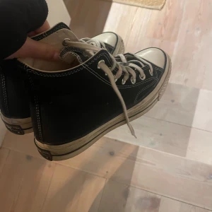 Converse chuck Taylor 70 sneakers - Ett par fina converse med lite högre sula än vanligt! Använd bara ett få par gånger! Går att tvätta banden, resten är superbra skick! Näst intill nya, nypris 1200