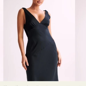 svart balklänning - Säljer min superfina balklänning ifrån meshki🩷 Jag är 168 cm och på sista bilden ser ni längden på mig när jag har typ 7/8cm klack, hör av dig om du vill ha egna bilder eller undrar något💞