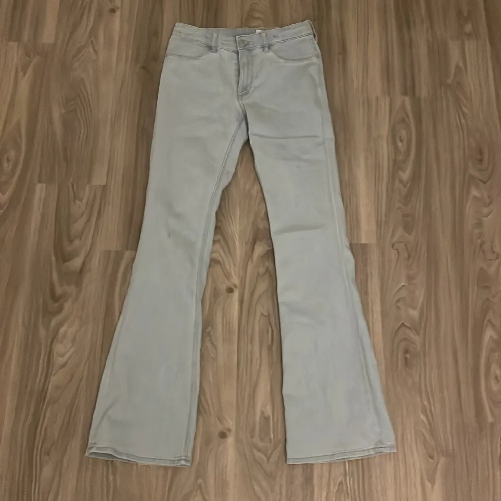 Jätte fina jeans men får ingen användning för, inte min färg. Jag har använt dem, de har en svart prick på knät och lite gult å trasigt vid härlarna. Exakt samma model som på de jag hade på mig i slutet. Man kan justera midjan. Köpte i ett pack 400kr. Jeans & Byxor.