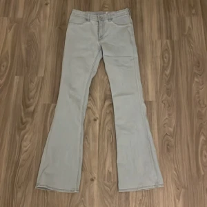 Lågmidjade jeans - Jätte fina jeans men får ingen användning för, inte min färg. Jag har använt dem, de har en svart prick på knät och lite gult å trasigt vid härlarna. Exakt samma model som på de jag hade på mig i slutet. Man kan justera midjan. Köpte i ett pack 400kr