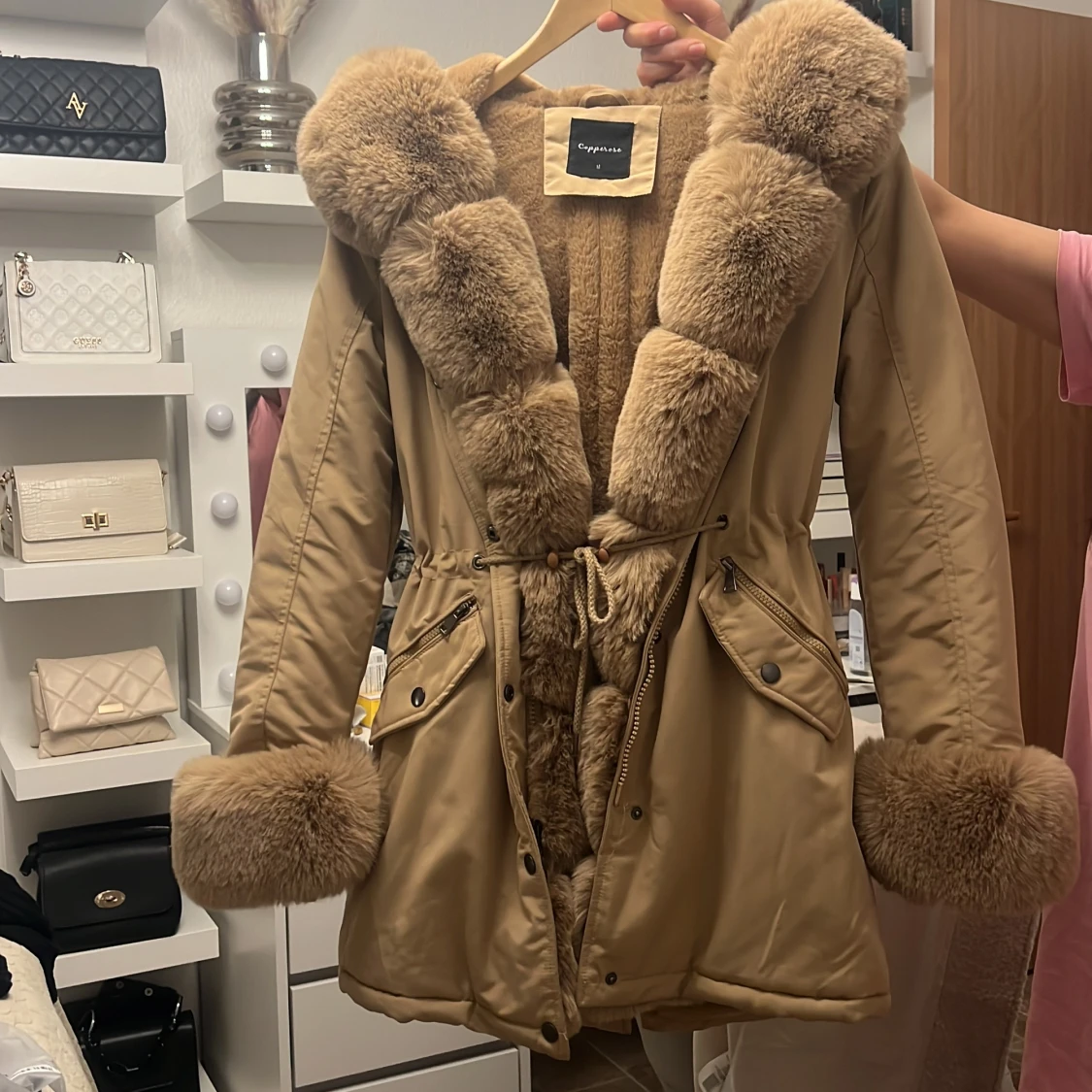 Beige parkajacka med fuskpäls