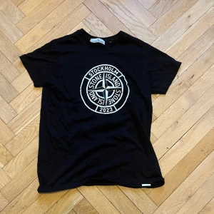Stone ilsand t-shirt - Säljer väldigt ovandlig t-shirt 1 av 15 min mamma är konstnär och var på middag med stone island och andra märken då fick alla där en t-shirt var har inte hittat någon online! Därför det höga priset!