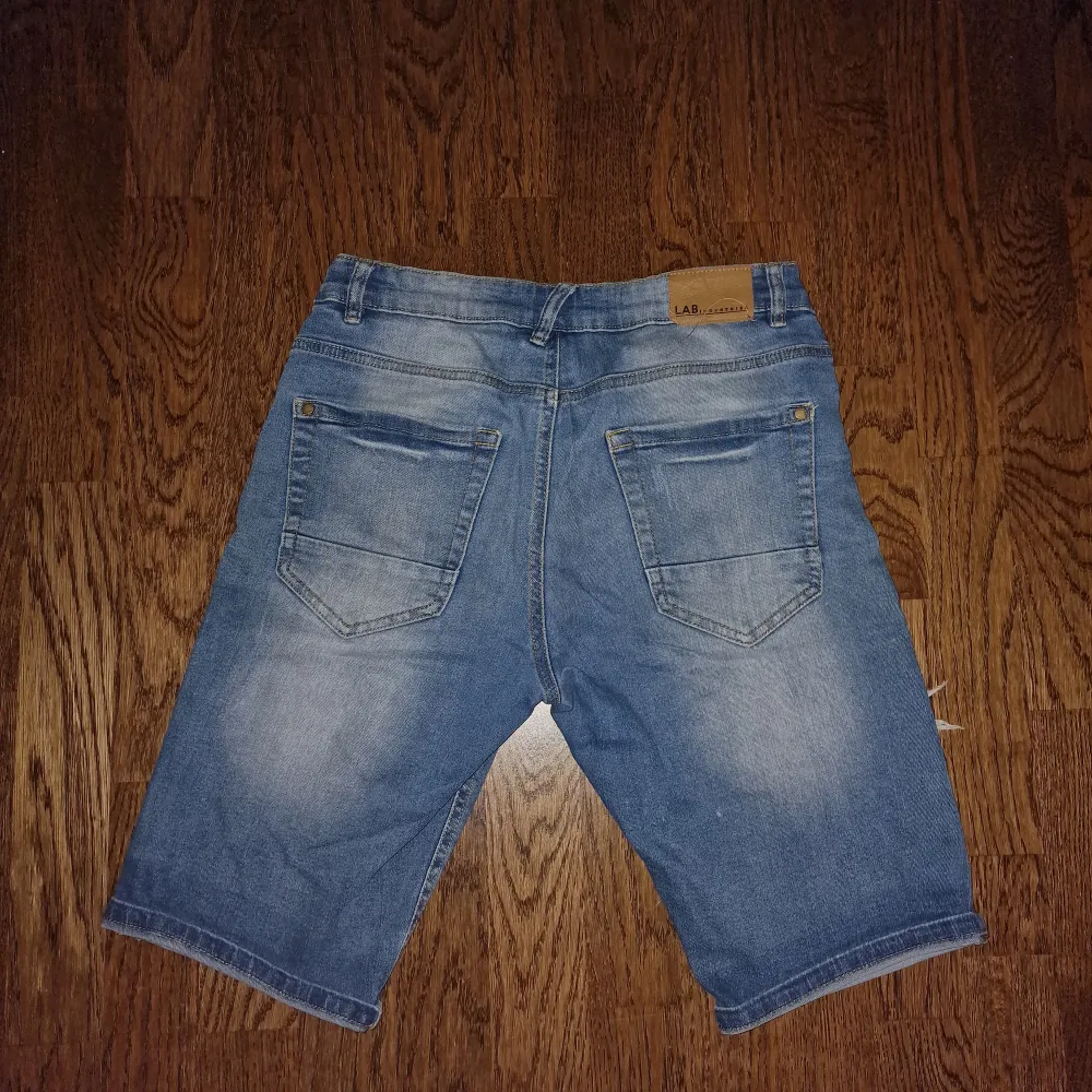 Rensar min garderob så säljer mina Ripped Jeans Shorts. De är I storlek 170 och borde passa pojkar från ålder 14-16. Släpper dessa för 99:-. Shorts.