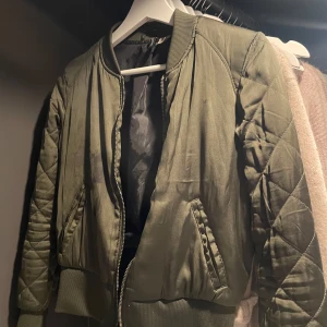 Grön bomerjacka - Inga defekter jätte bra skick! Skriv för fler bilder💕säljer då den inte kommer till användning 