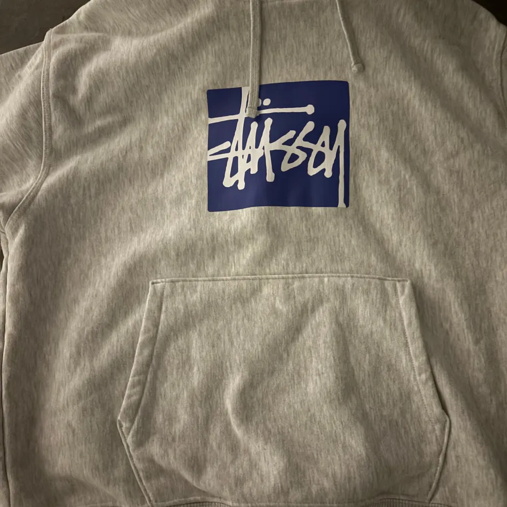 Storlek M, grå stussy hoodie. Använt en gång tvättats en gång.. Hupparit & Collegepaidat.