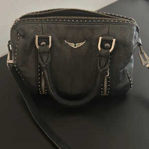 Zadig väska - Säljer min älskade Zadig väska då jag har tröttnat och den är väldigt fint använt och i bra skick, äktenhetsbevis medföljer!!