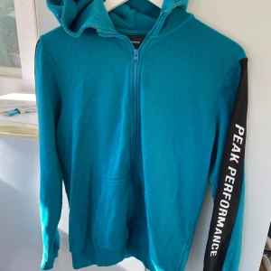 Peak performance zip - En peak performance zip-hoodie i storlek 170.
