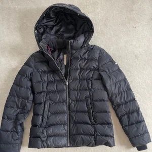 Tommy Hilfiger jacka - Blå/svart Tommy Hilfiger jacka som inte kommer till användning.   Stl: L men passar mig som vanligtvis har S   Skriv privat för fler bilder och önskemål💙