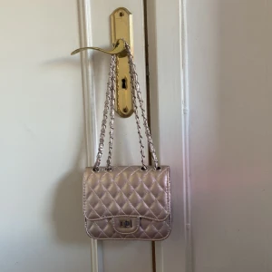 Metall färgat väska - En fin metallfärgad beige väska som inte används. 