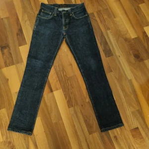 Nudie Jeans W30 L32 Grim Tim - Säljer ett par snygga Nudie jeans i storleken W30 L32. Riktigt gott skick 4.5/5. Modellen är Grim Tim. Nypris ca 1600