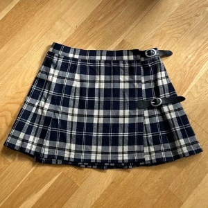 Rutig kjol - Söt rutig kjol från Brandy Melville som är jättefin till hösten 🍁🍂