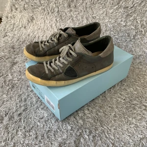 Philippe Model | Skor - Säljer dessa Philippe Model skor! | Fint skick några tecken på användning som häldrag! | Strl 43. |OBS låda ingår ej! | Ställ gärna frågor innan du köper!