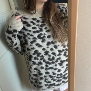Leopardmönstrad stickad tröja - Så snygg och mysig leopardmönstrad stickad tröja! Super trendig💕🐆