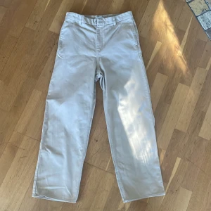 Byxor, baggy jeans Weekday - Storlek 48 herrstorlek, aldrig använda, vida, snygga jeans i beige/ khaki. Rose wide trousers