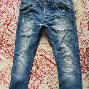 Dondup jeans - Säljer feta dondup jeans med feta slitningar och hål. Säljer för dem inte passar priset kan diskuteras vid snabb affär kom priv om du har någon fråga😃