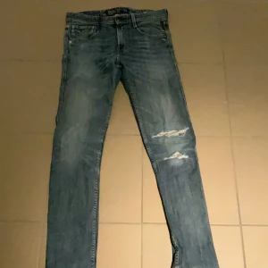 Replay Anbass - Säljer dessa tvärfeta Replay Anbass jeansen. Dem har en najs ljublå/blå färg med en sjukt cool tvätt och slitningar. Storlek W 30 L 32. Men passar mindre. Bra skick. Pris: 589 Kr❗️