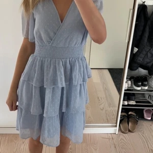 Ljusblå klänning  - Så himla fin volangklänning med smockad midja från NA-KD🌟 Storlek 34 och knappast använd så jättefint skick 💝💝 Priset kan diskuteras!