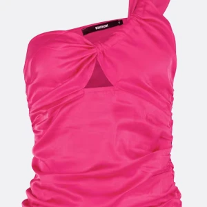 Rosa oneshoulder topp från Bik Bok - Säljer en superfin rosa oneshoulder topp från Bik Bok. Glansigt material och perfekt för fest. Toppen har en snygg drapering i sidan och en liten cut-out detalj framtill 💖